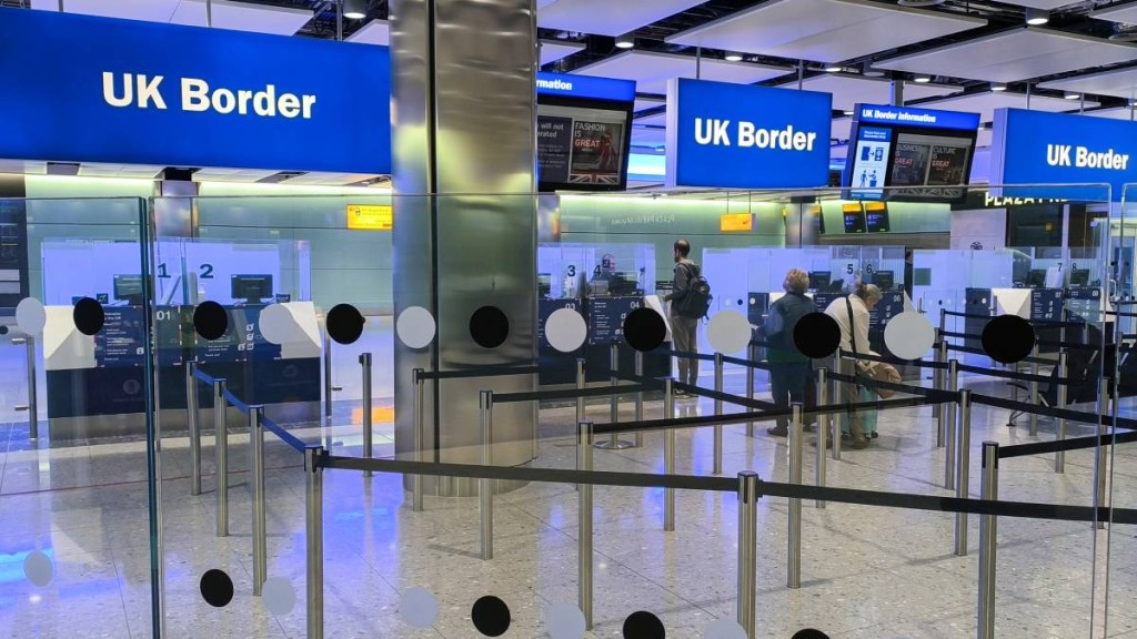 英國將嚴格執行電子旅行授權計劃。(法新社)