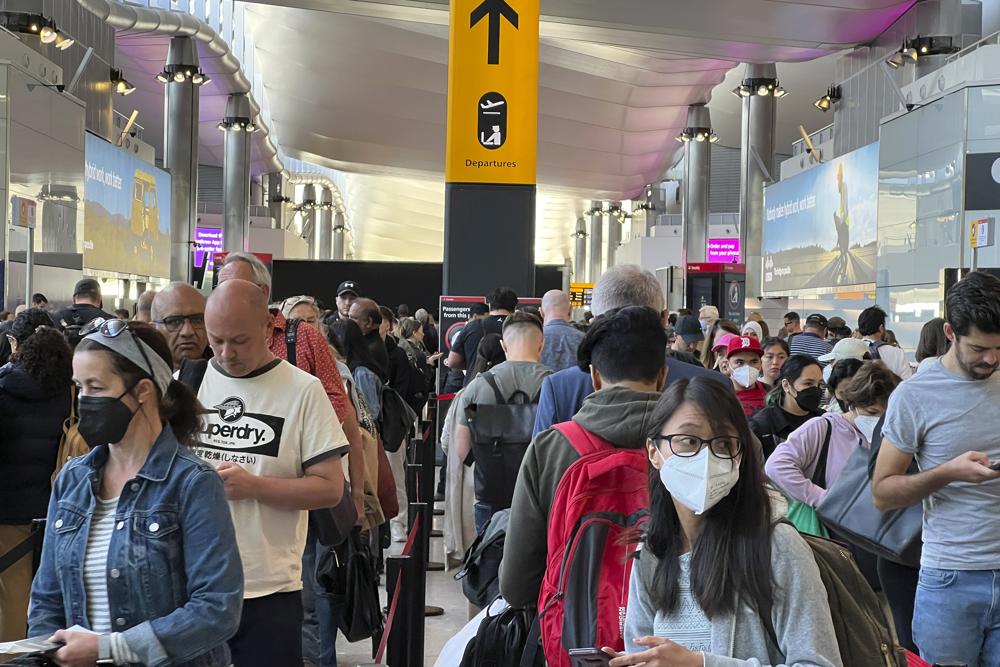 英國取消對中國入境旅客進行抽樣檢測。美聯社