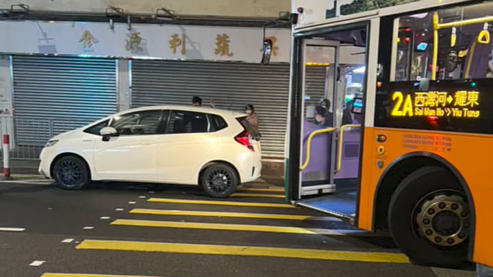 一輛私家車日前違泊太康街阻礙巴士轉彎，至今日司機被警方票控。