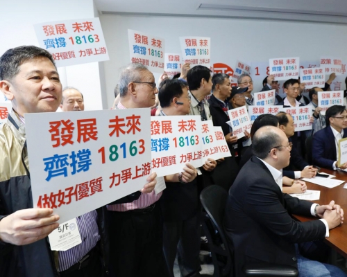 香港的士業議會聯同41個的士業界團體批評政府設立專營的士服務是建立不公平競爭平台。