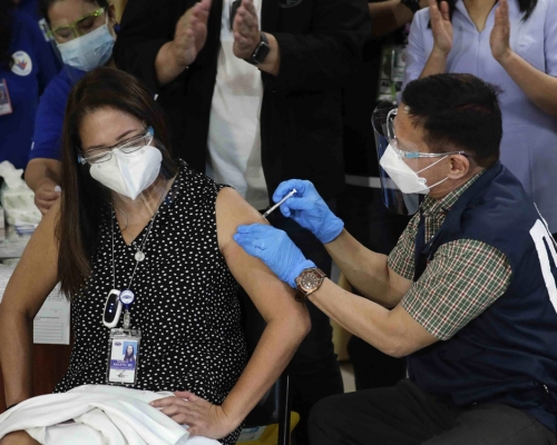 菲律賓衛生部長接種中國科興新冠疫苗。AP圖片