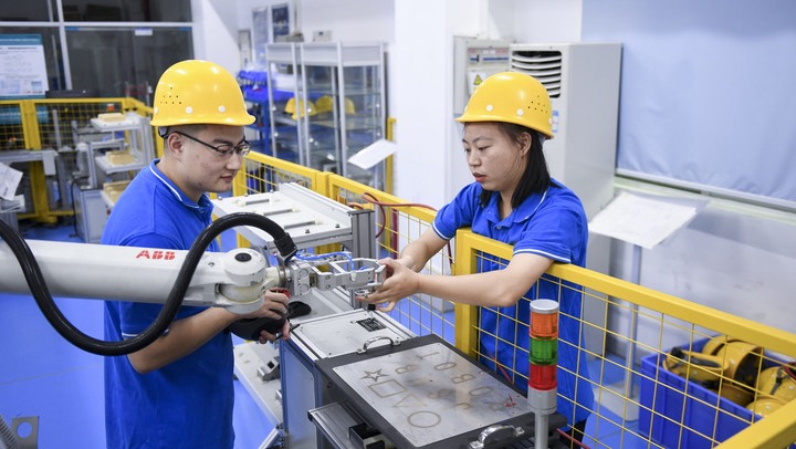 深圳职业技术学院学生在ABB机器人实训室练习运作工业机器人。 新华社