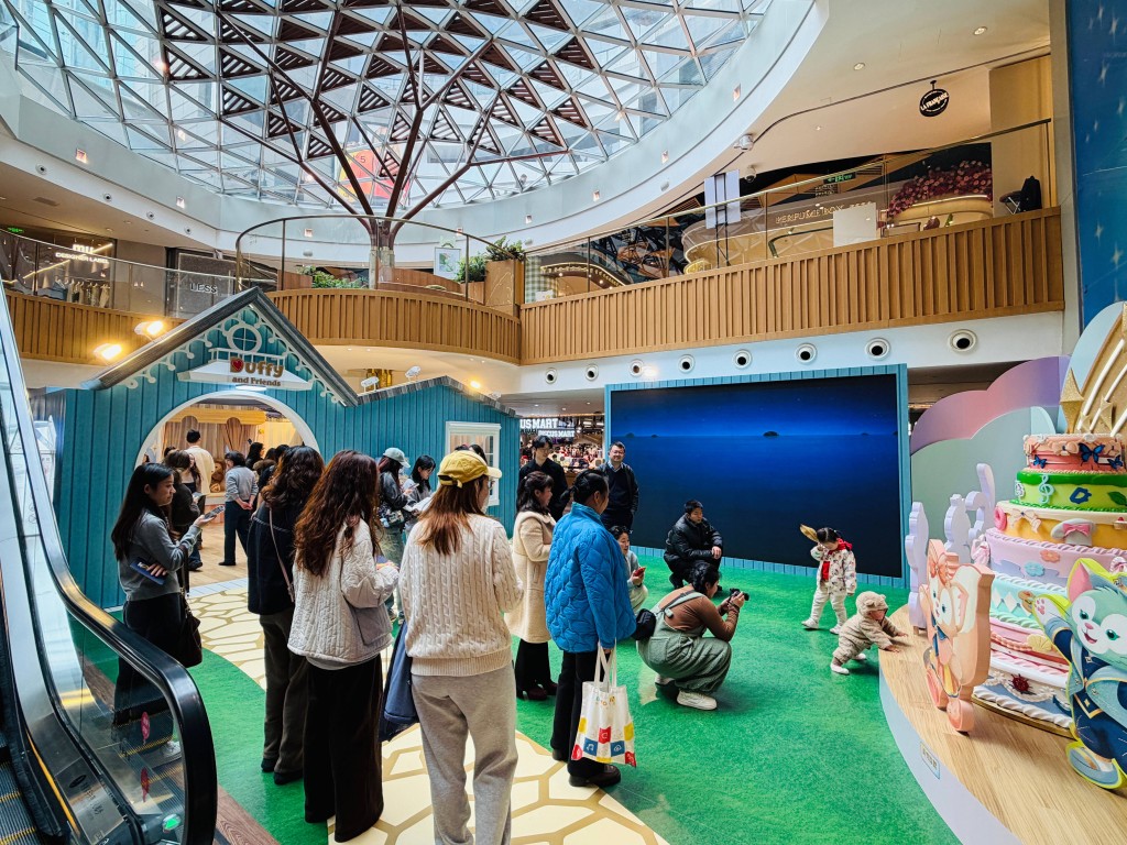 上海K11舉行上海迪士尼樂園10周年特別活動《達菲和朋友們》萌趣展覽,料新吸納會員人數按年大增80%。 上海K11舉行上海迪士尼樂園10周年特別活動《達菲和朋友們》萌趣展覽,料新吸納會員人數按年大增80%。
