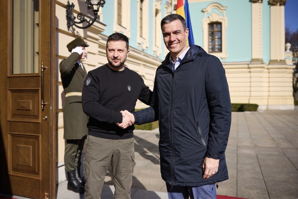 澤連斯基周四與到訪基輔的西班牙首相桑切斯會面。 美聯社