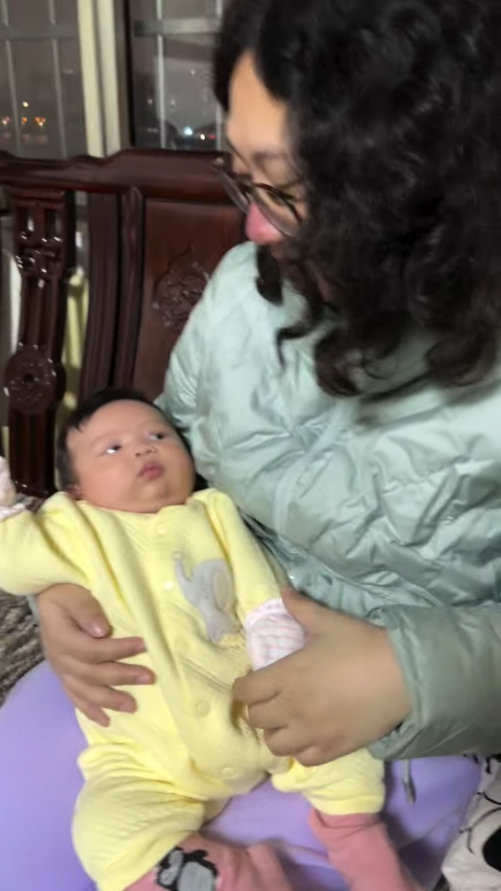 利愛安抱著女兒合照。