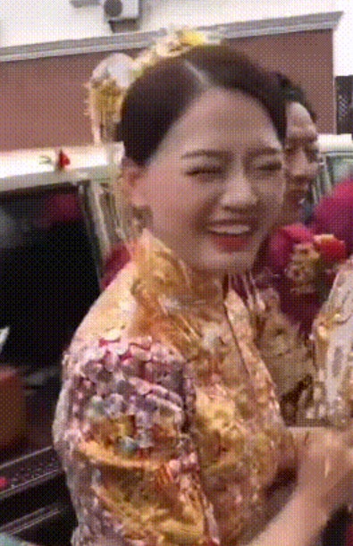 26歲美女甜笑嫁62歲伯伯。網圖
