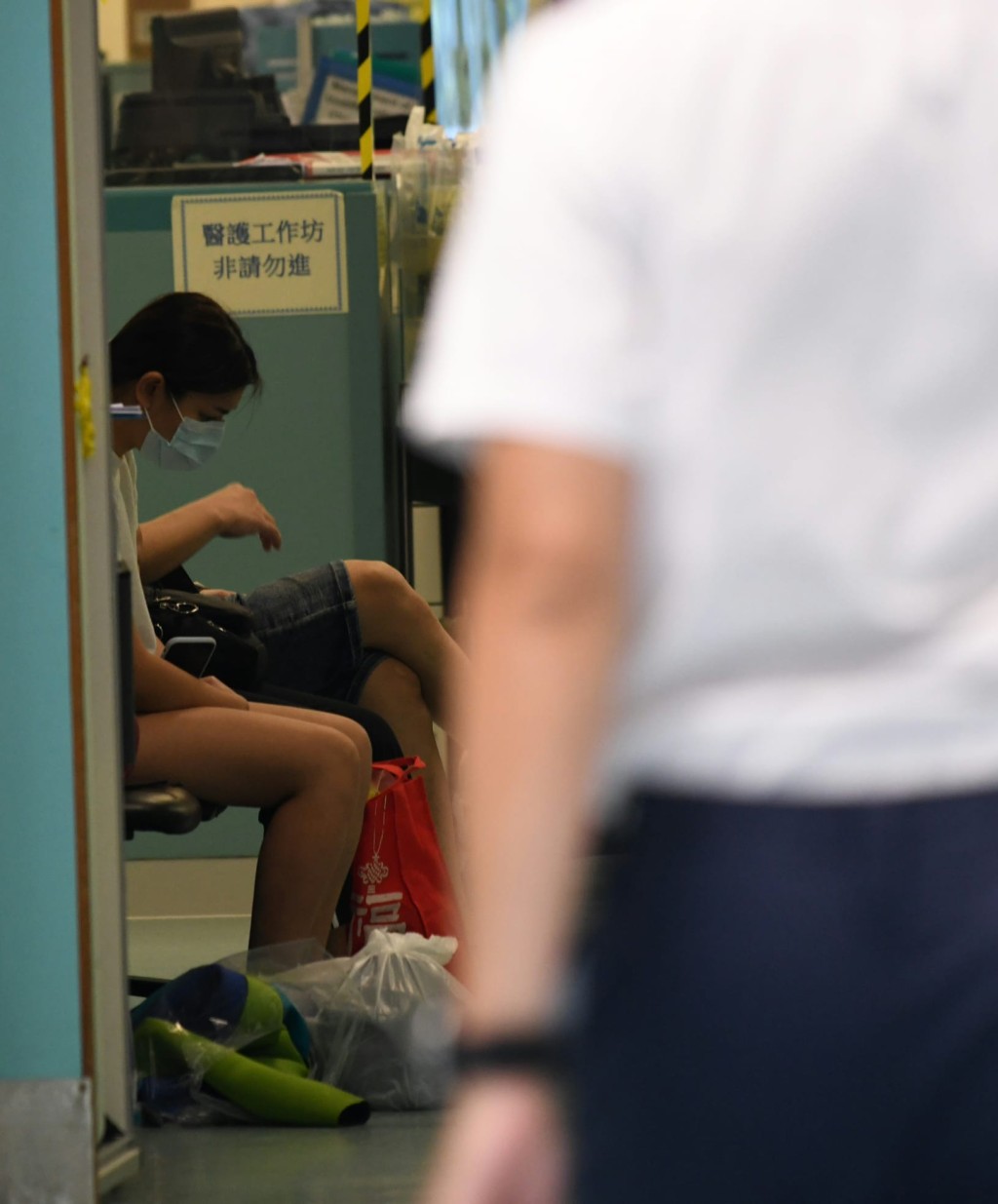 事主一名女性友人到醫院了解情況。梁國峰攝