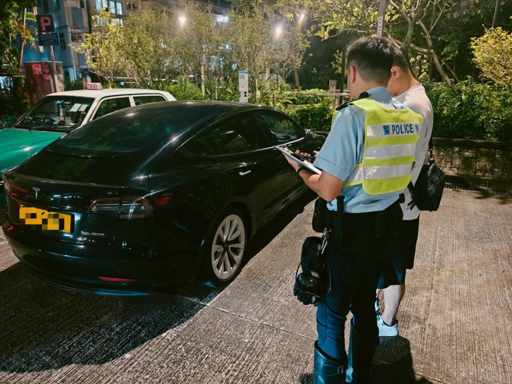 警方扣查兩部涉案車輛待進一步檢驗。