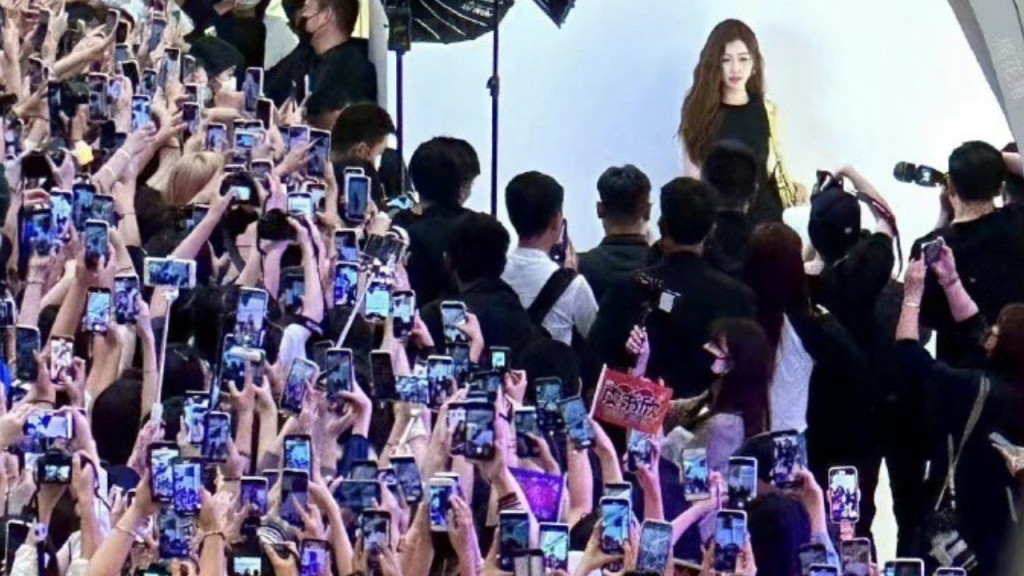 內地女藝人虞書欣早前到深圳出席活動，吸引大批粉絲到場支持。(微博圖片)