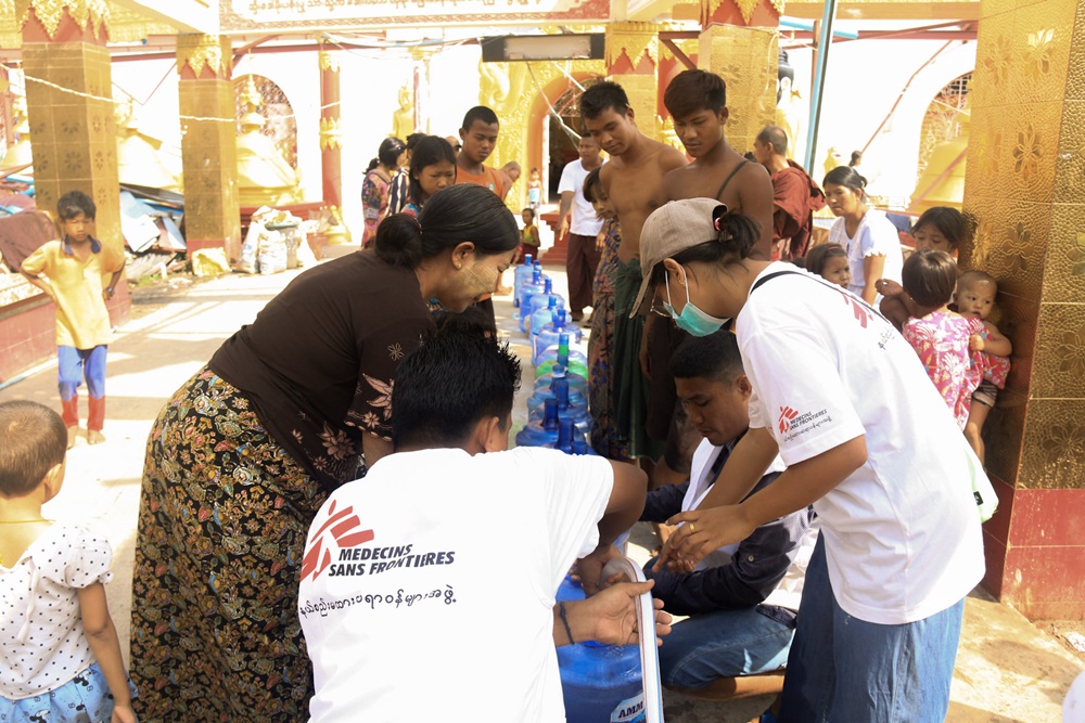 在缅甸若开邦，有修道院为灾民及流离失所者提供居所，无国界医生向他们提供乾净的饮用水。© MSF Myanmar Twitter