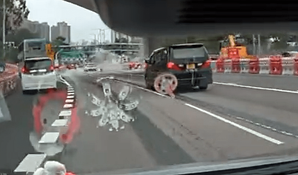私家車彎位失控撞水馬。fb：車cam L（香港群組）