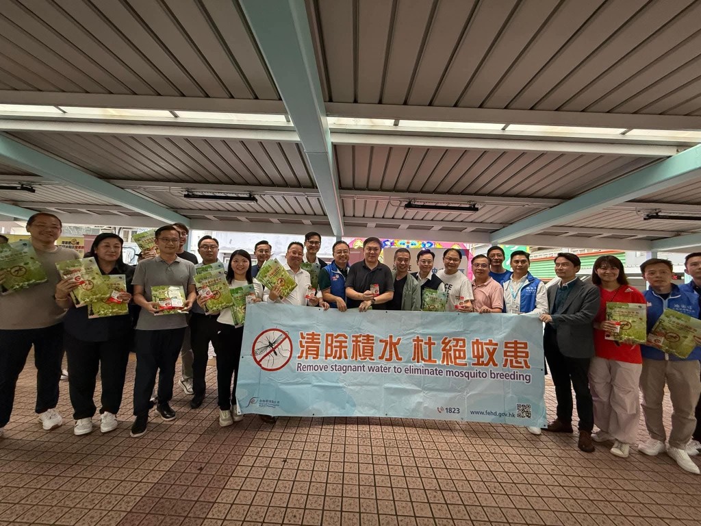 油尖旺民政事務處聯同地區組織在旺角行人天橋加強防蚊宣傳工作。(受訪者提供)