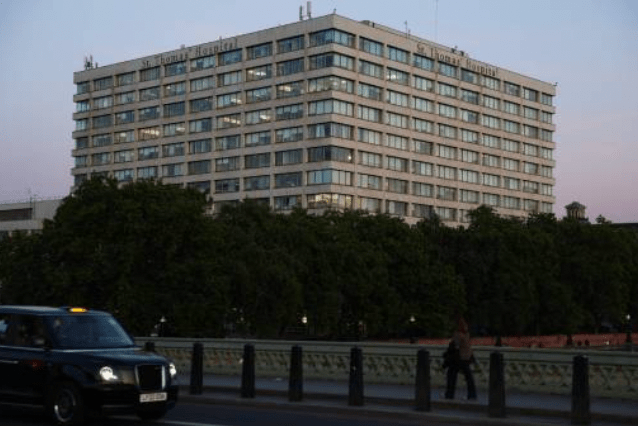 施紀賢強調，「網上醫院」是工黨改革NHS的重要一環。法新社