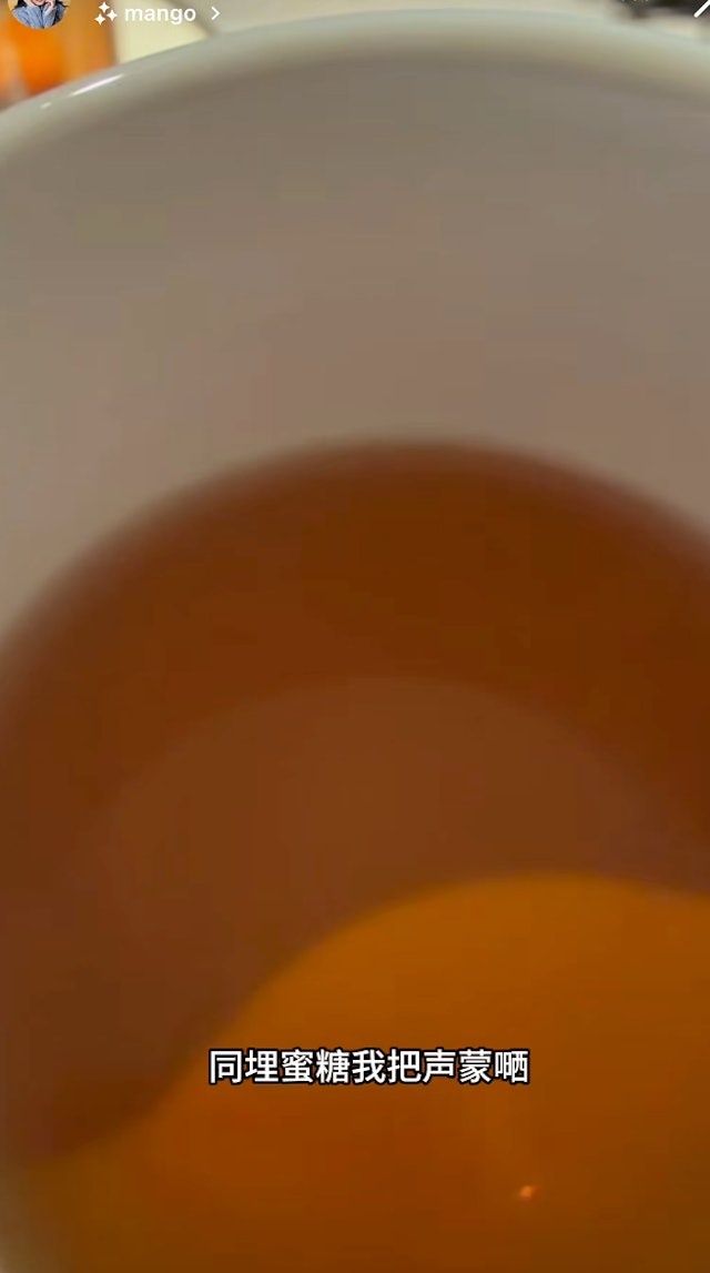 張柏芝日前聲音沙啞,只能靠飲用陳皮薑茶來紓緩喉嚨不適。 張柏芝日前聲音沙啞,只能靠飲用陳皮薑茶來紓緩喉嚨不適。