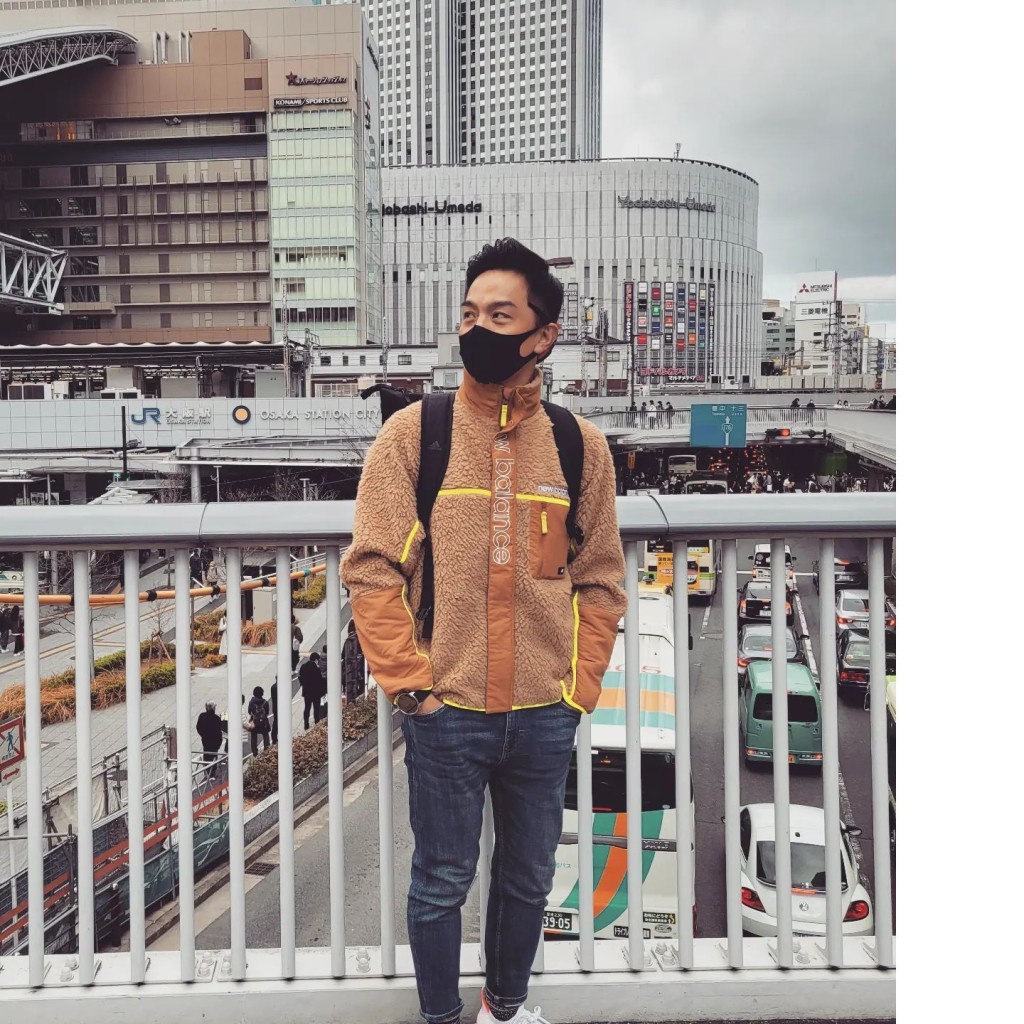 胡诺言年初上载在日本街头拍的照片，并留言：「新一年尝试跳出安全区域，展开人生另一旅程，多谢一路给予胡生机会嘅所有朋友。」引来网民各种揣测。