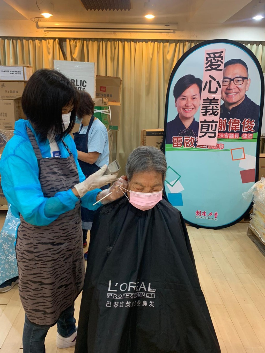 東九龍居委會轄下「髮剪隊」曾多次舉辦義剪活動，主要對象為長者，至今有超過2萬人受惠。(受訪者提供)