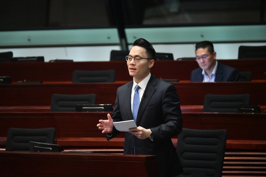 梁熙提問，當局將如何解決的士車隊叫車困難的問題。盧江球攝