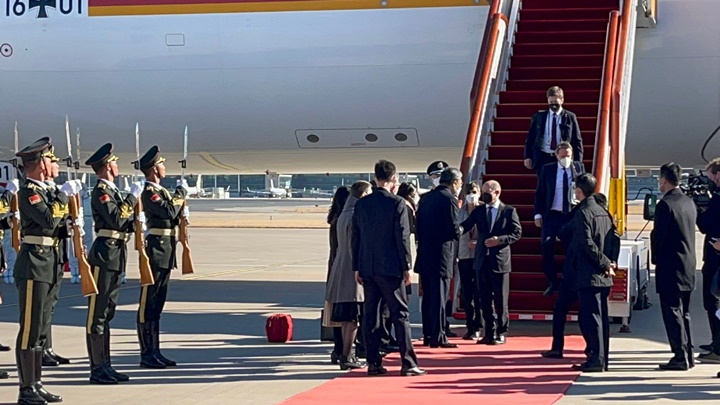 中方官员迎接朔尔茨落机。