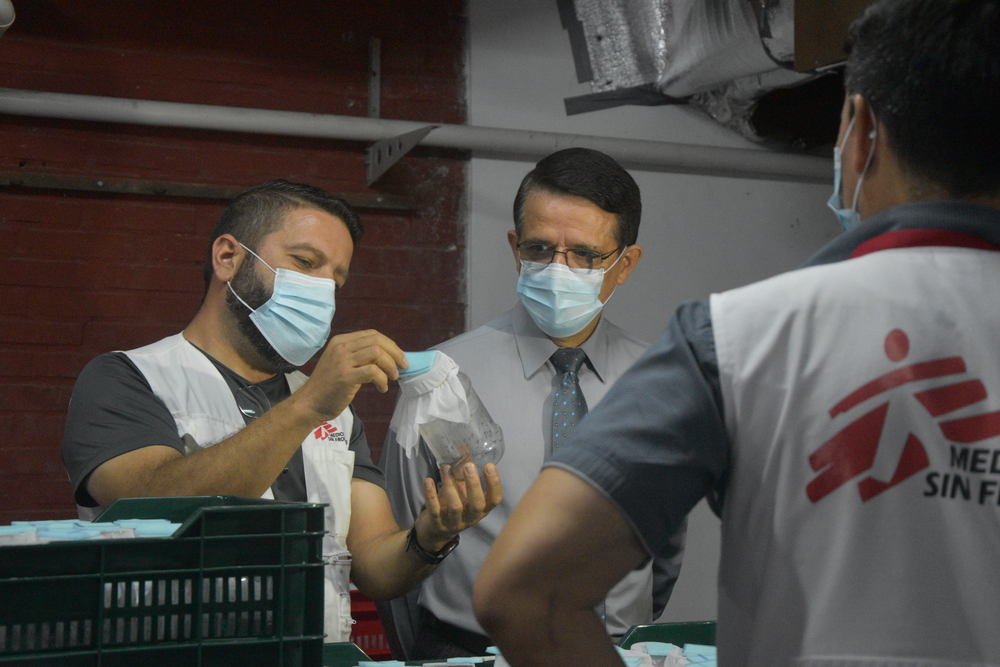 洪都拉斯衞生部长（中）参观了无国界医生的昆虫培育室，亲身了解沃尔巴克氏蚊子的培育过程。©无国界医生