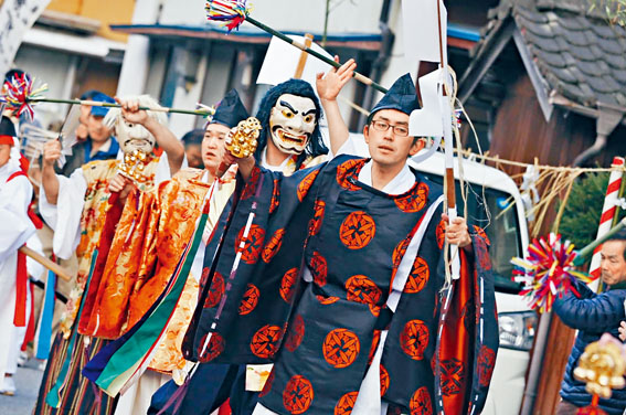 祭司们引领众善神到祭坛接受谢礼。