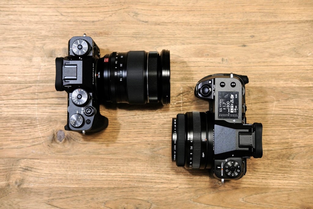 GFX100S(右)機頂保留1.8吋LCD芒顯示參數選項,另設Mode Dial切換拍攝模式。