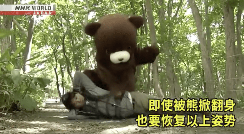 萬一近距離遭遇熊襲,應以雙臂護頭面、臉朝下趴地,用背囊保護背部,直至熊離開為止。 萬一近距離遭遇熊襲,應以雙臂護頭面、臉朝下趴地,用背囊保護背部,直至熊離開為止。