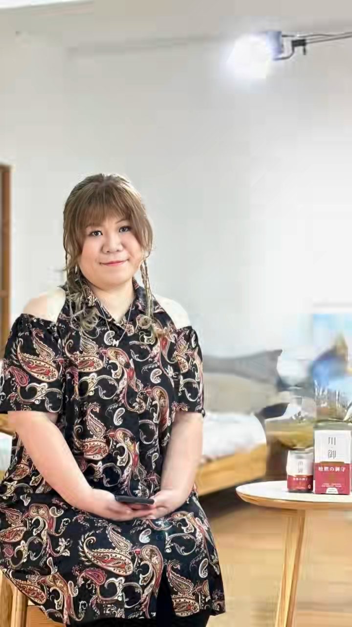 「池美麗」鍾凱琪穿上花花露肩連衣裙,孖辮造型顯得減齡。 「池美麗」鍾凱琪穿上花花露肩連衣裙,孖辮造型顯得減齡。