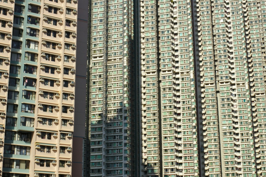 置業時代的巨大鴻溝更成為熱議焦點,不少網民指出樓主經歷的正是「廿幾年前」的樓市冰河期,笑言「食正紅利時期先可以咁易換樓」。(資料圖片) 置業時代的巨大鴻溝更成為熱議焦點,不少網民指出樓主經歷的正是「廿幾年前」的樓市冰河期,笑言「食正紅利時期先可以咁易換樓」。(資料圖片)