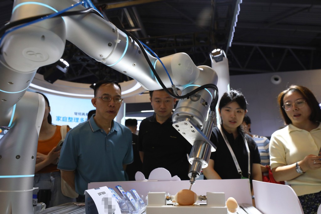 2025世界人工智能大會上，有機械人展示在蛋殼上微雕的能力。新華社