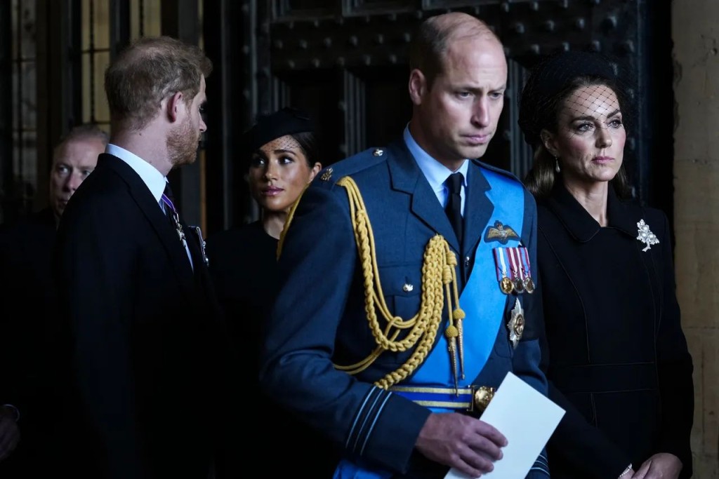 英國女皇伊麗莎白二世今年9月駕崩後，威廉王子夫婦（前排）與哈里王子夫婦（後排）於倫敦西敏寺參加守夜儀式。AP資料圖
