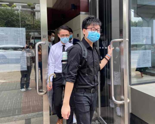 次被告鍾展鴻(前)、首被告何梓聰(後)。陳楚琨攝