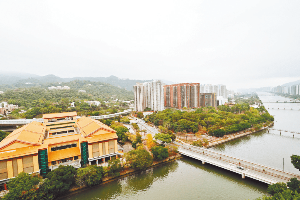 露台见宁静城门河道，对岸为香港文化博物馆及沙田中央公园。