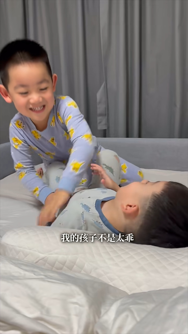 睡床採用灰色絨布床頭板,配上白色格紋床單,設計簡約而溫馨。 睡床採用灰色絨布床頭板,配上白色格紋床單,設計簡約而溫馨。