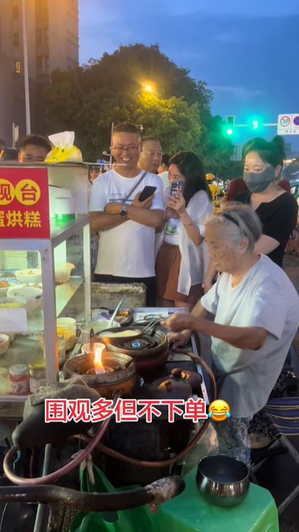92歲蛋烘糕薛婆婆人出名脾氣又大，在網上有成都建設路話事人之名。抖音
