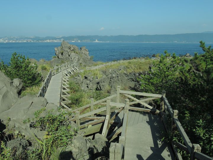 大家可沿着熔岩遊步道細看火山地貌。
