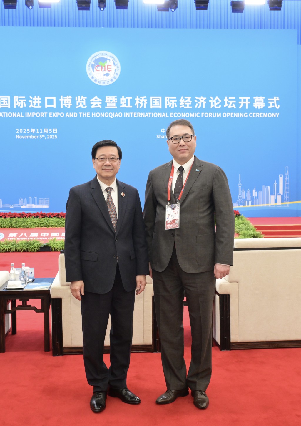 李家超（左）與哈薩克斯坦共和國貿易與整合部部長Arman Shakkaliyev（右）在開幕式合照。政府新聞處圖片