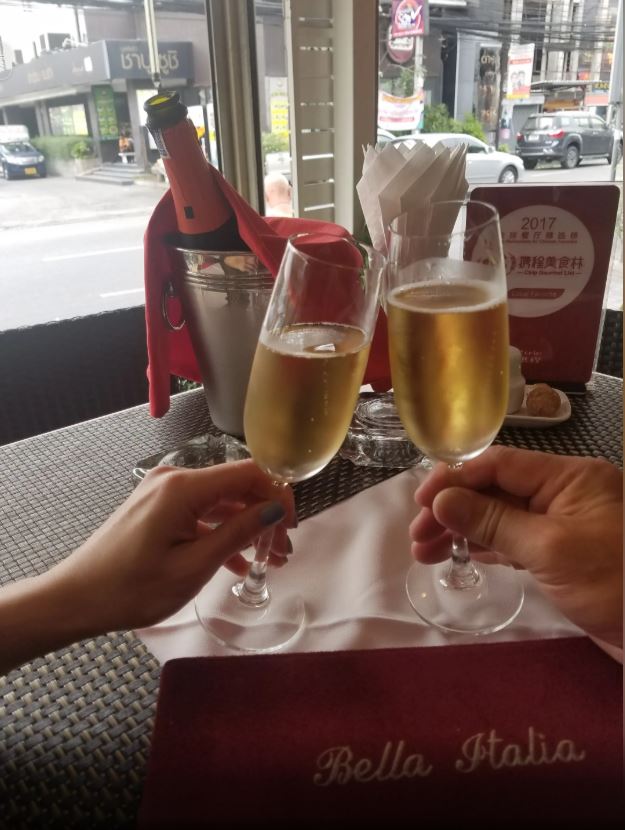 以及一張夫妻倆在餐廳舉杯共飲的照片。