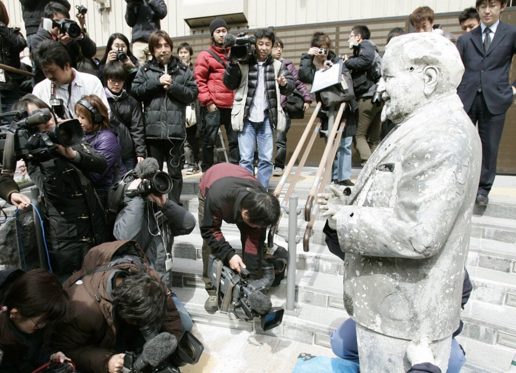 2009年「肯德基爷爷魔咒」雕像被寻回后，传媒争相采访拍照。 路透社资料图