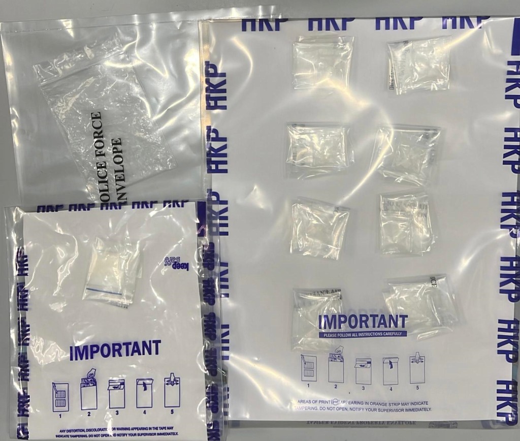 警方检获八包怀疑可卡因及一包怀疑氯胺酮。警方提供