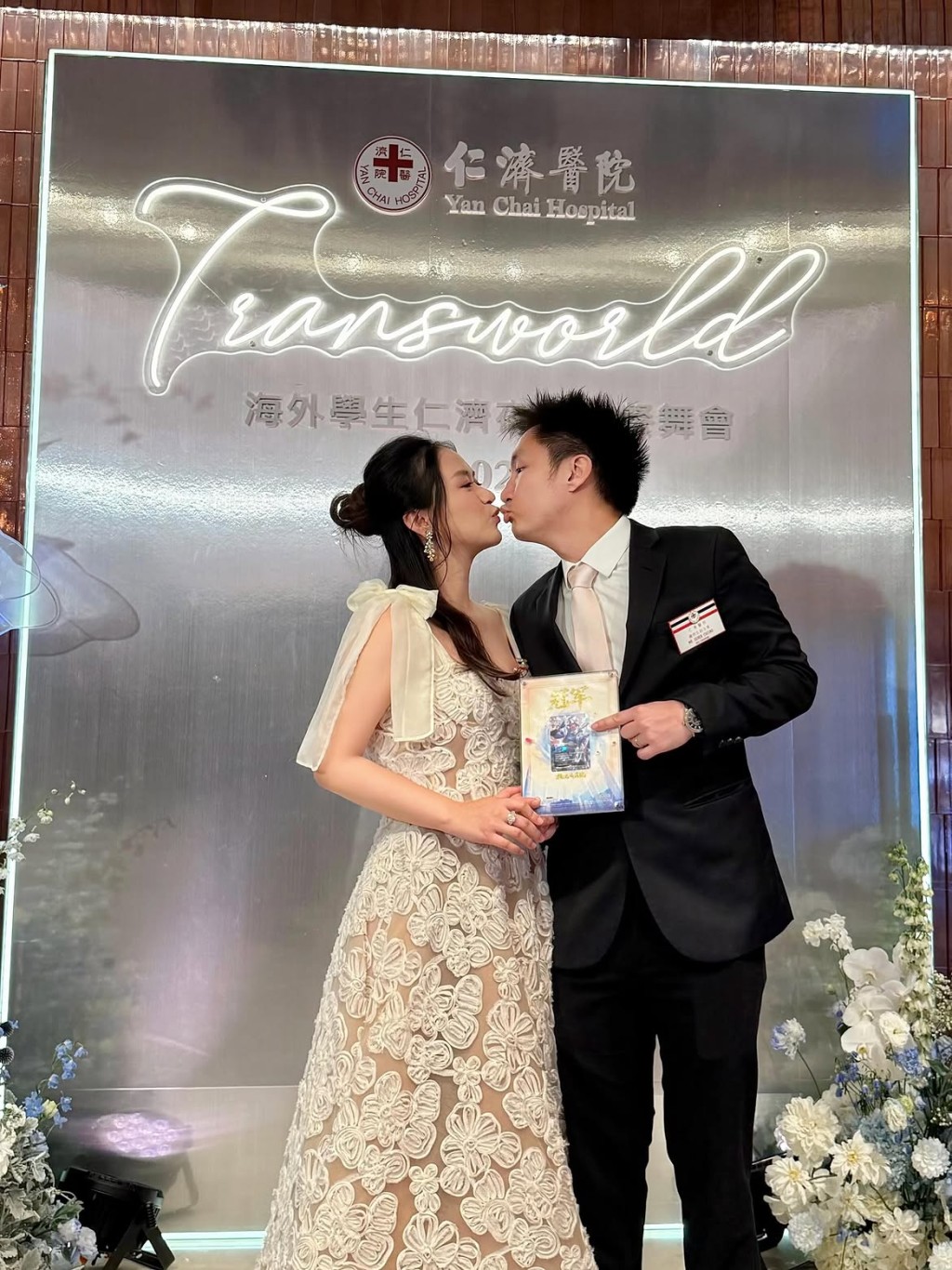 莊雅婷分享鍾培生咀嘴相留言:「通常啲人影呢啲相,都係攞住張結婚證書,但呢個工作狂居然係攞住張卡。」 莊雅婷分享鍾培生咀嘴相留言:「通常啲人影呢啲相,都係攞住張結婚證書,但呢個工作狂居然係攞住張卡。」