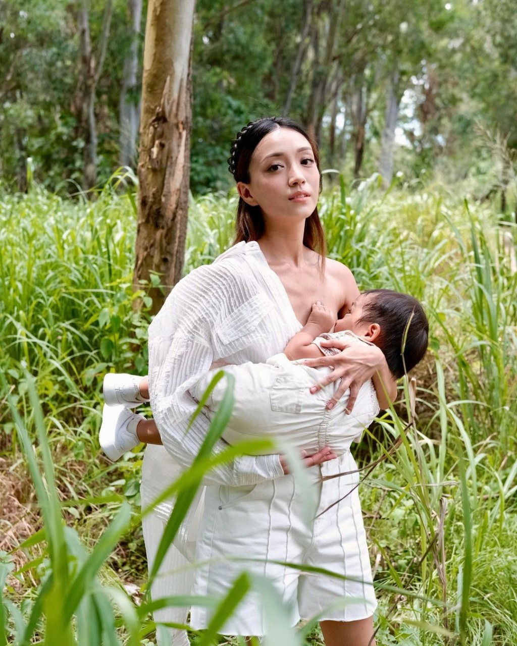 国际母乳哺育周｜年轻妈妈时代广场前餵母乳「露出胸部」只为一个信念