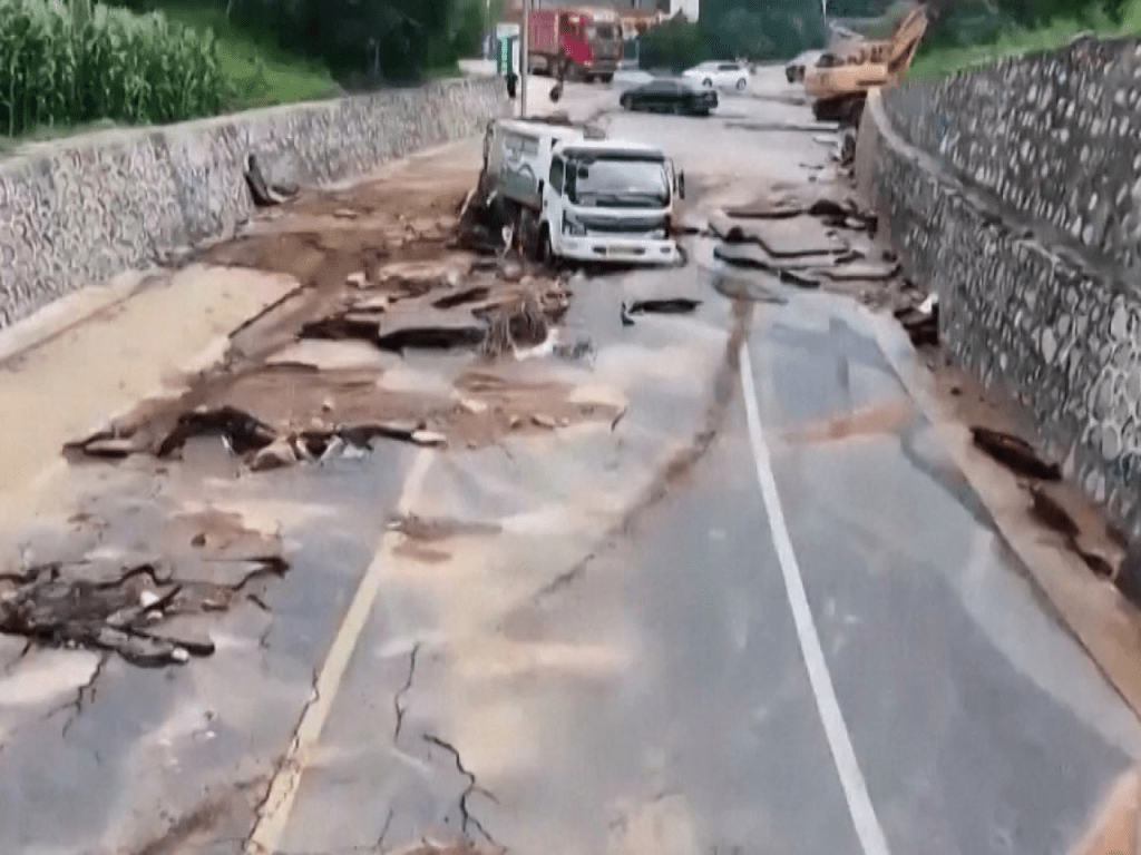 河北受災嚴重,阜平有道路受損。 河北受災嚴重,阜平有道路受損。