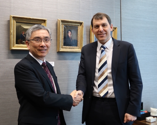 劉怡翔(左)與英國財政部經濟事務秘書John Glen(右)會面,討論如何促進香港與英國的金融聯繫。 政府圖片