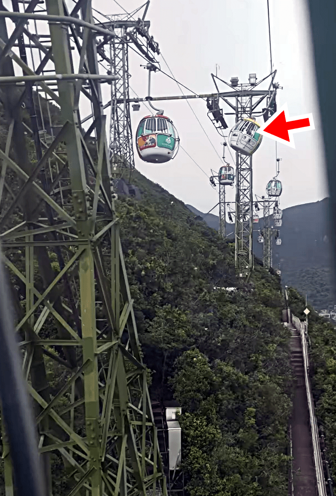 登山纜車在狂風左搖右擺。fb：Ting Wa Koo
