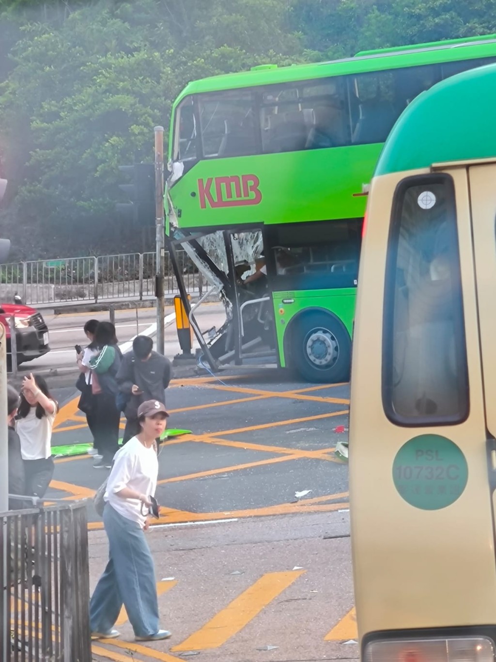 巴士右邊車頭損毀。網上圖片 巴士右邊車頭損毀。網上圖片