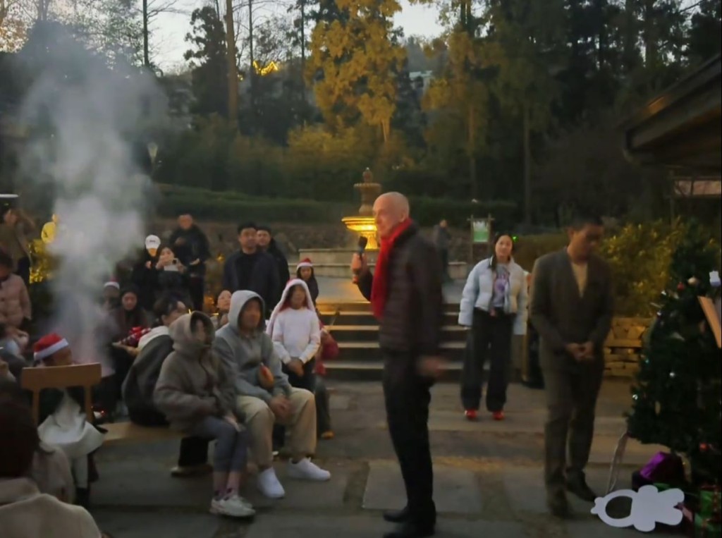 聖誕點火期間疑有人倒入酒精，導致3遊客變火人。抖音@Miss菲