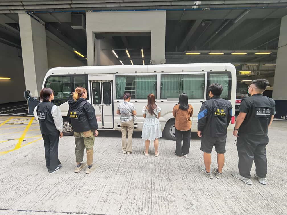 警方拘捕30名男女,當中包括嫖客及性工作者。警方提供 警方拘捕30名男女,當中包括嫖客及性工作者。警方提供
