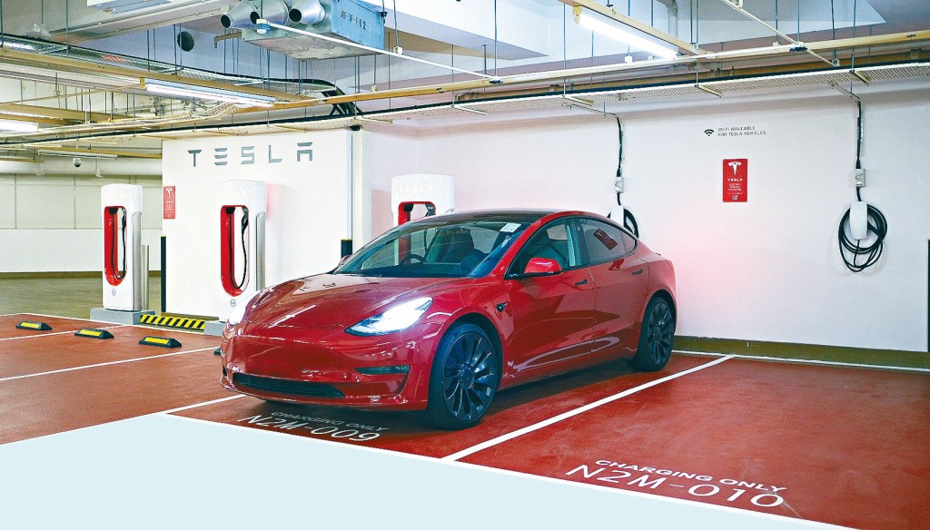 Tesla在2月份新車交投量V形反彈至1,421輛，重登排行榜首位。