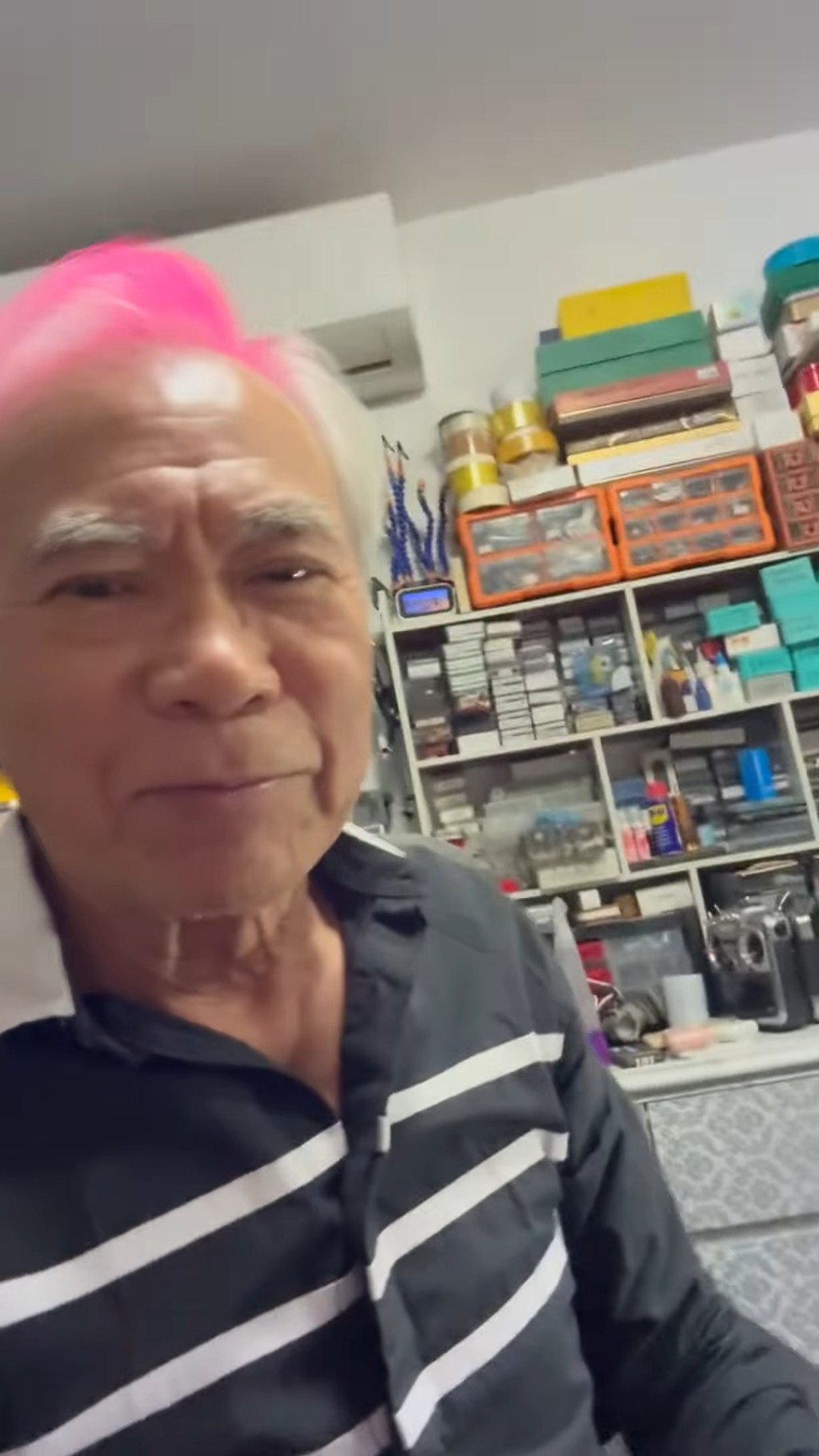 李龍基家中多雜物,但未算好亂。 李龍基家中多雜物,但未算好亂。