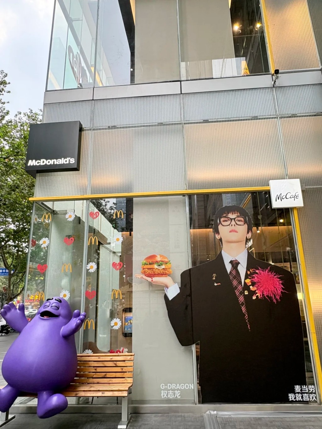 G-DRAGON权志龙大型广告亮相内地主城商圈。 小红书
